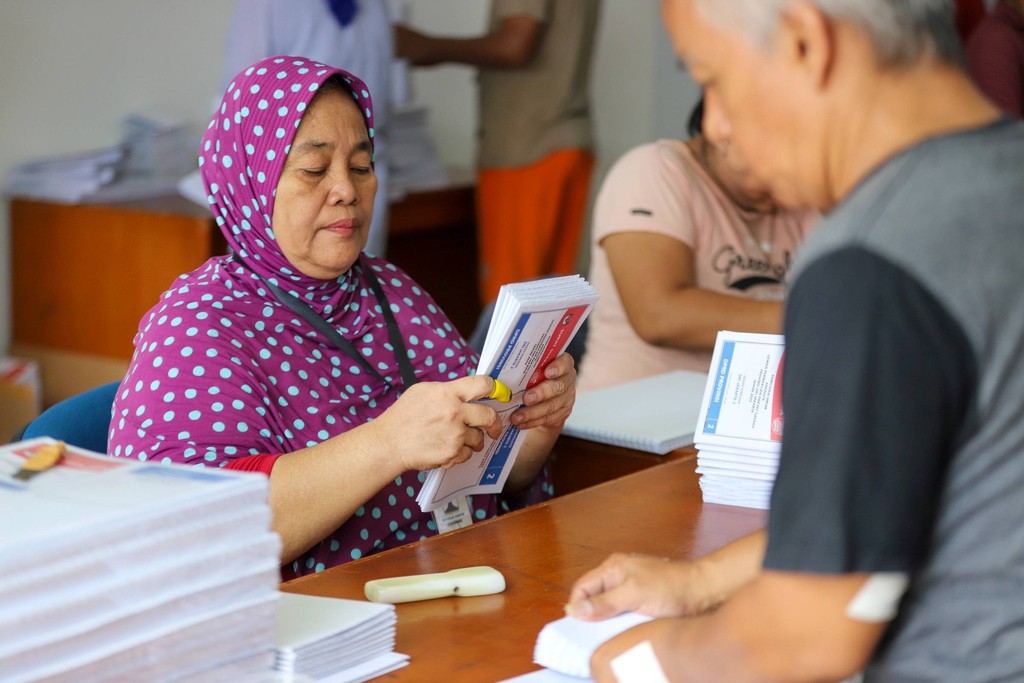 Foto Pelipatan Surat Suara Pemilu 2024 di KPU Jakarta Utara 1