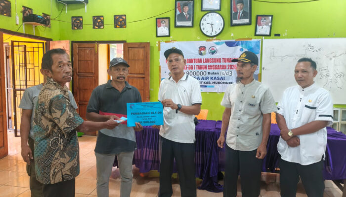 Kades, BPD dan Pendamping PKH secara bersamaan menyerahkan BLT DD 