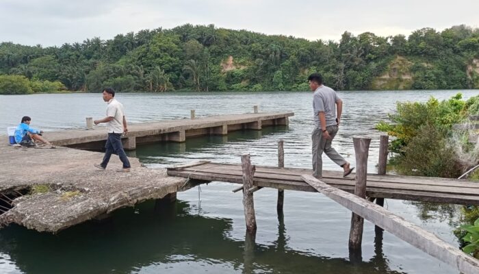 Perkuat Ekonomi Maritim, KKP Inisiasi Pembangunan Koperasi Nelayan Merah Putih di Mukomuko 2 Kadis Perikanan Tinjau Lokasi Koperasi Nelayan Merah Putih